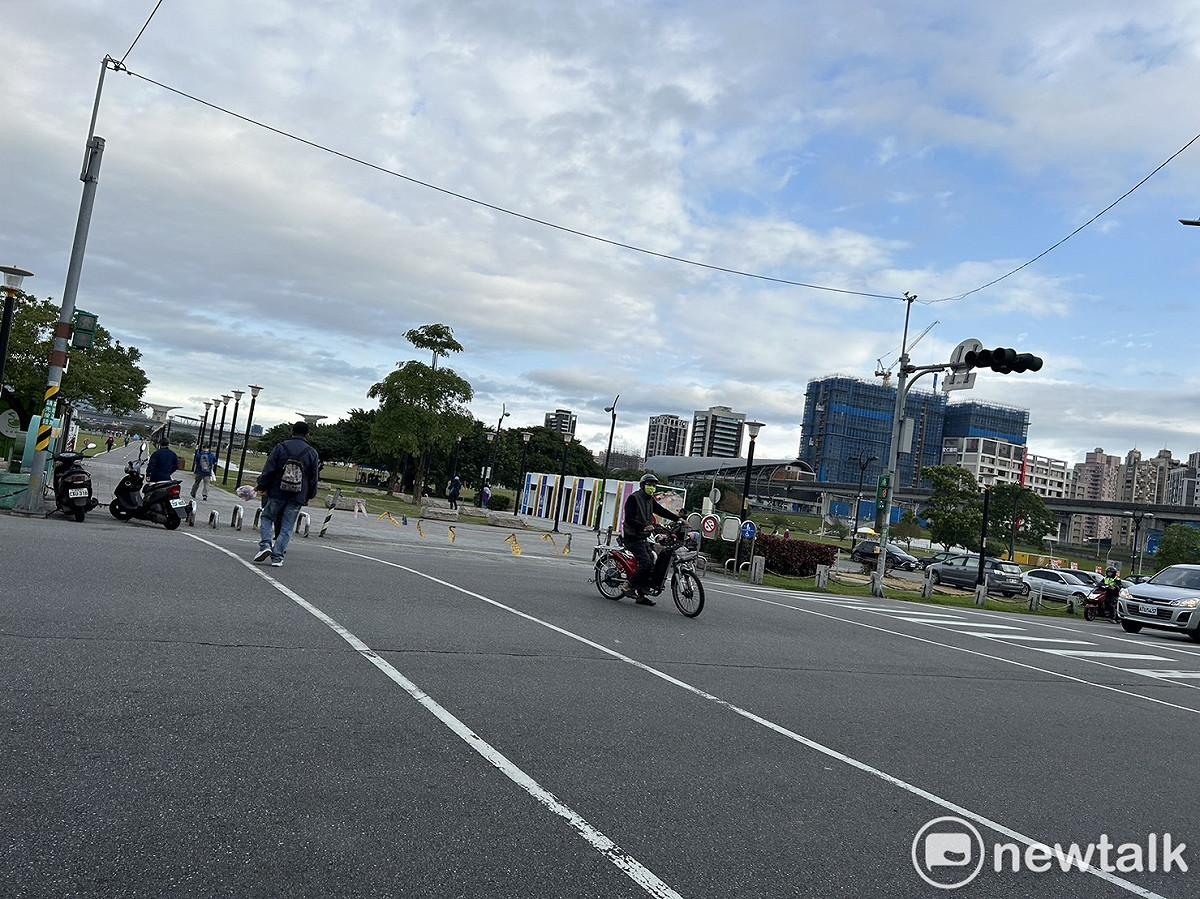 今(8)日全台天氣略好轉，南部地區高溫達31度。不過受到東北季風影響，東半部地區仍有短暫雨，大台北、中部以北山區及金門、馬祖也有局部短暫雨。 圖：林岑韋／攝 (資料照)