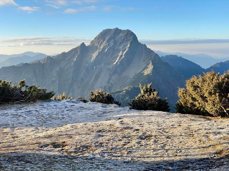 今(8)日清晨雖玉山首度明顯降霜，不過中央氣象局表示，清晨低溫還是有-1.8度，仍相對溫暖。 圖：翻攝自鄭明典臉書