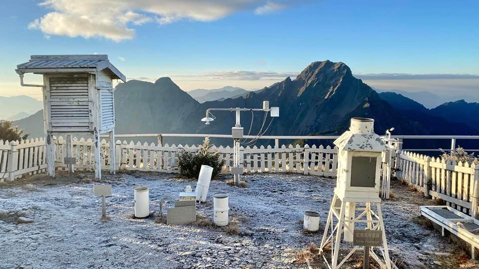 呂國臣說明，玉山上次這麼晚降雪，是2019年1月21日降雪，不過今年冬天，玉山至今只有下冰霰，尚未降雪，已創下設站來最晚紀錄。 圖：翻攝自鄭明典臉書