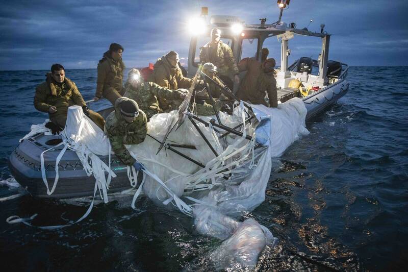 美國海軍艦隊司令部公開打撈氣球殘骸畫面。 圖：翻攝美國海軍艦隊司令部官方推特（資料照）