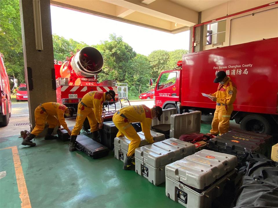 彰化消防局特搜員已將救援器材準備妥當，包括有照明設備、破壞器材及人命脫困器材等。 圖：彰化縣政府提供