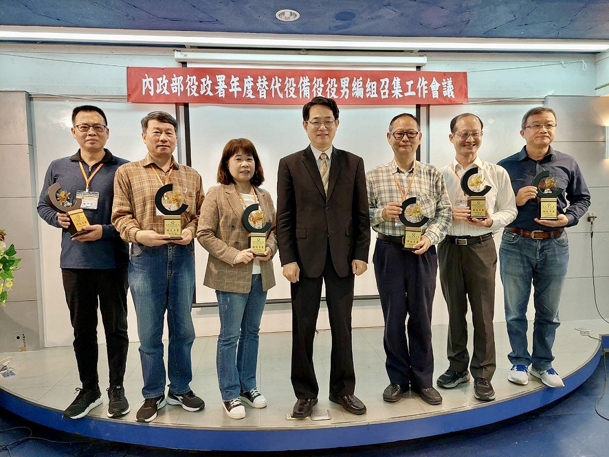 役政署沈署長哲芳表揚推動備役演訓績優單位。 圖：役政署提供