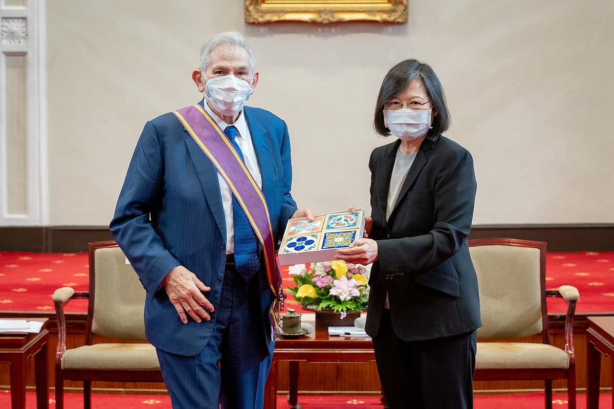 總統蔡英文8日上午在總統府頒授美台商業協會榮譽主席伍佛維茲（Paul D. Wolfowitz）「大綬景星勳章」。 圖：總統府提供