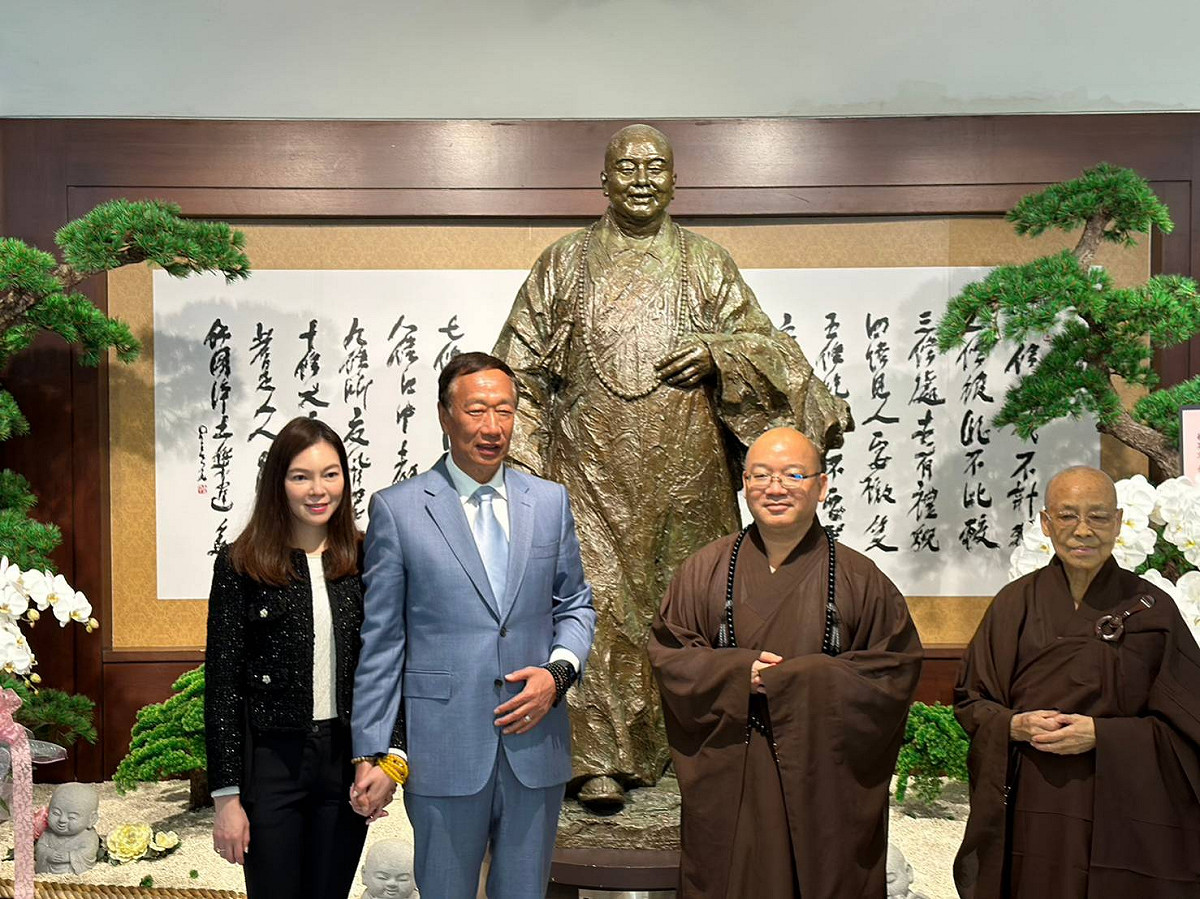 鴻海創辦人郭台銘與妻子提前返台，赴佛光山弔唁星雲大師。 圖：郭台銘辦公室/提供