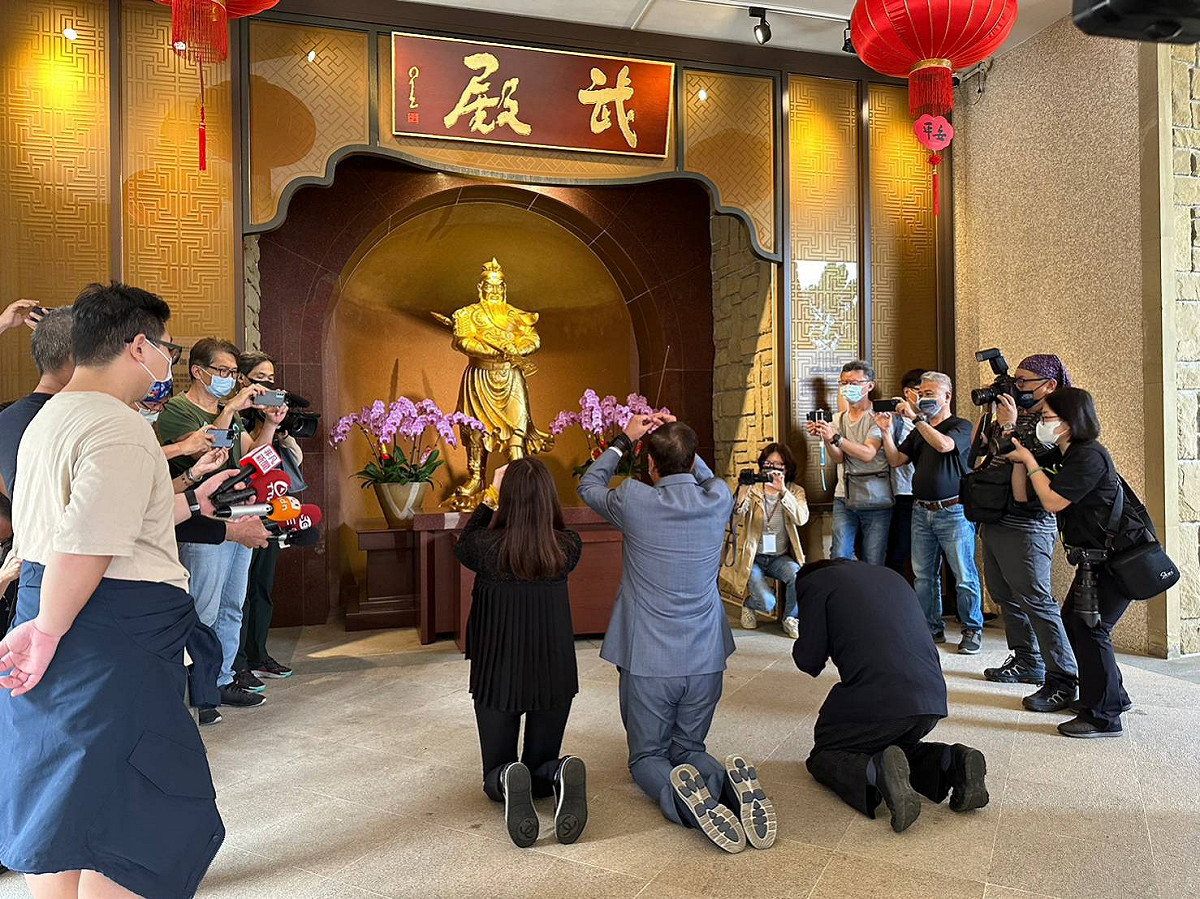 鴻海創辦人郭台銘與妻子提前返台，赴佛光山弔唁星雲大師。 圖：郭台銘辦公室/提供
