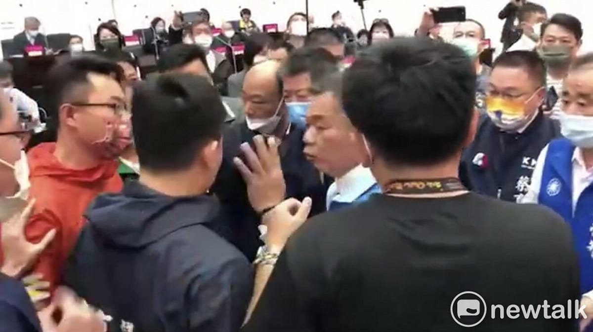國民黨議員盧崑福企圖衝上主席台，現場各黨議員見狀也群起而上，民進黨多位議員擋住盧，強調「新議員要開會」，場面亂成一團，所幸並未失控，在吵鬧約1小時後順利進行議程。 圖：黃博郎／攝