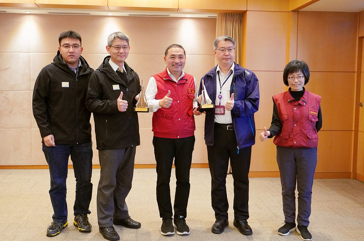 新海人工濕地獲公共工程金質獎由高灘處長張修銘（右二）代表獻獎。 圖：新北市水利局提供