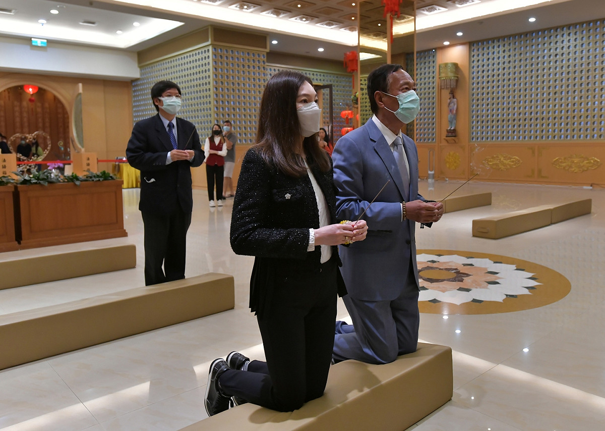 郭台銘(右)與妻子曾馨瑩(中)弔唁星雲。 圖：佛光山/提供