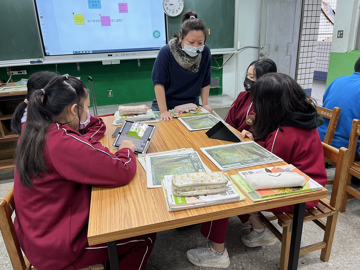五峰國中推行多元文化創意課程讓學生深入探索議題。 圖：新北市教育局提供
