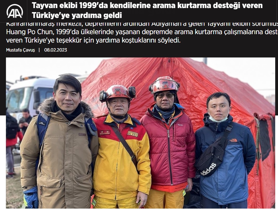 土耳其國家通訊社等媒體，大幅報導我搜救隊日夜兼程馳援土耳其震災，已抵達土耳其的第一梯次台灣搜救隊帶隊官黃博村（左二）表示，感謝土耳其在921 協助台灣。 圖：翻攝自aa.com.tr
