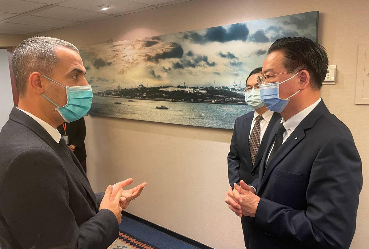 土耳其駐台代表貝定可（左）向外交部長吳釗燮（右）表達誠摯感謝。 圖：外交部／提供