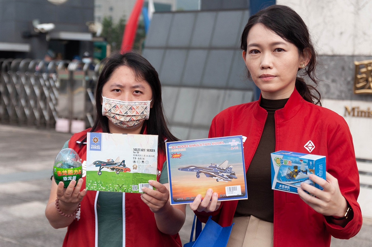台北市黨部主委吳欣岱(右)、高雄市黨部執行長楊佩樺上午再赴國防部召開記者會。 圖:台灣基進提供