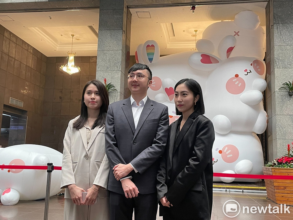 台北市副發言人蔡畹鎣（右起）、徐政璿、蕭羽耘上任後今首度亮相。 圖：周煊惠 / 攝