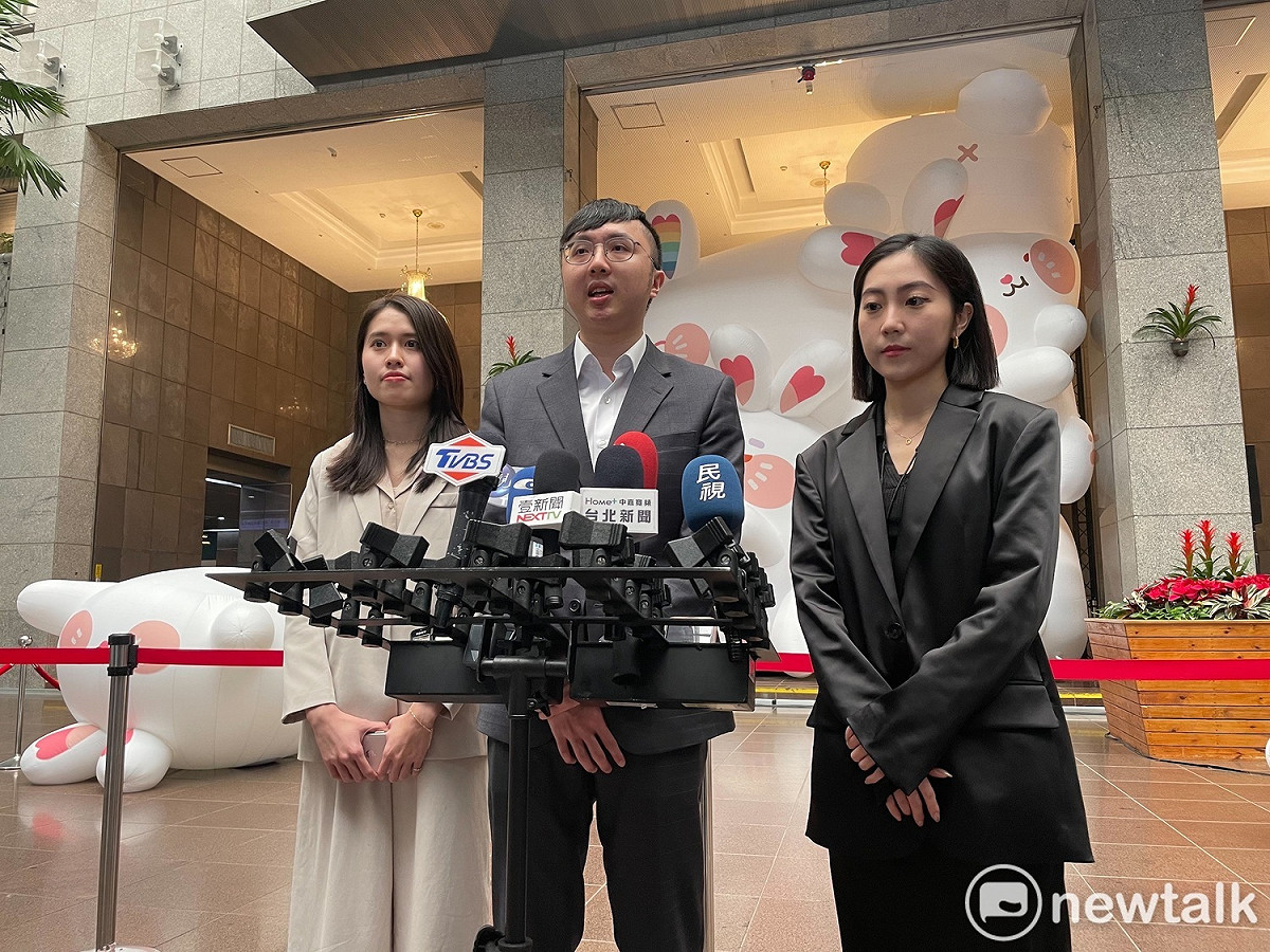 台北市副發言人蔡畹鎣（右起）、徐政璿、蕭羽耘上任後 9 日首度亮相。 圖：周煊惠 / 攝