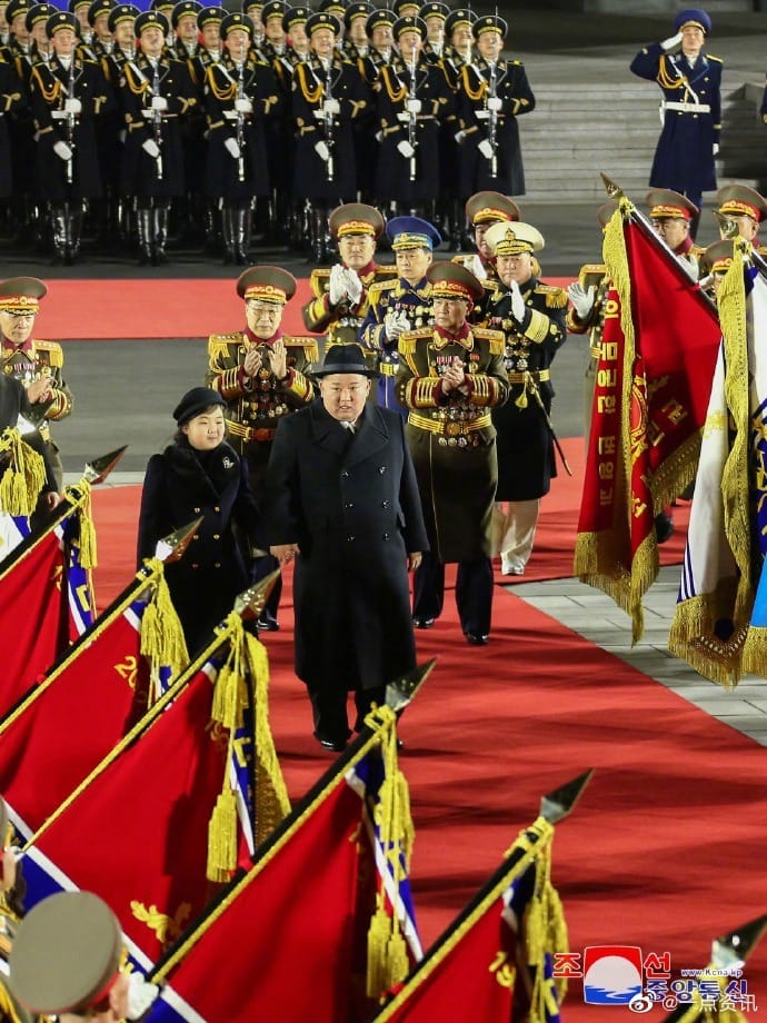 金正恩一襲黑色大衣、頭戴黑禮帽等祖父金日成風格現身檢閱閱兵隊伍。 圖：擷自微博「央視軍事」