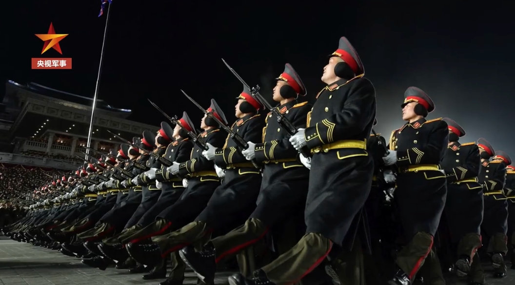 此次閱兵為金正恩 2011 年底執政以來第 5 次於夜間舉行，而目前北韓媒體尚未有任何閱兵相關報導，推測見報尚需編輯時間。 圖：擷自微博「央視軍事」