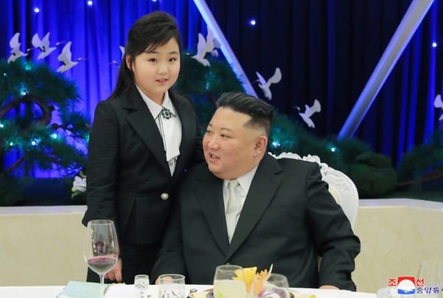 北韓領導人金正恩於建軍節前一天攜帶女兒公開亮相。 圖 : 翻攝自朝中社