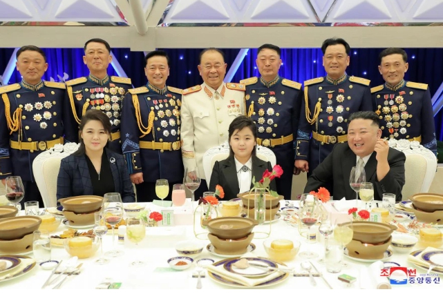 北韓領導人金正恩、妻子李雪主於建軍節前一天攜帶女兒公開亮相。 圖 : 翻攝自朝中社