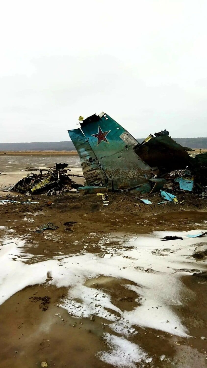 近日在哈爾科夫州，發現了一架俄軍 Su-34 戰鬥轟炸機的殘骸。 圖: 翻攝自 @UAWeapons 推特