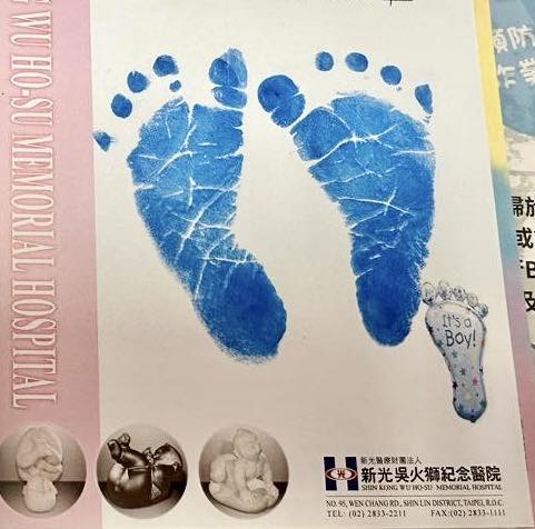民眾黨立委吳欣盈在臉書分享產下男寶寶的喜悅，並分享寶寶的腳丫照。 圖：翻攝吳欣盈臉書