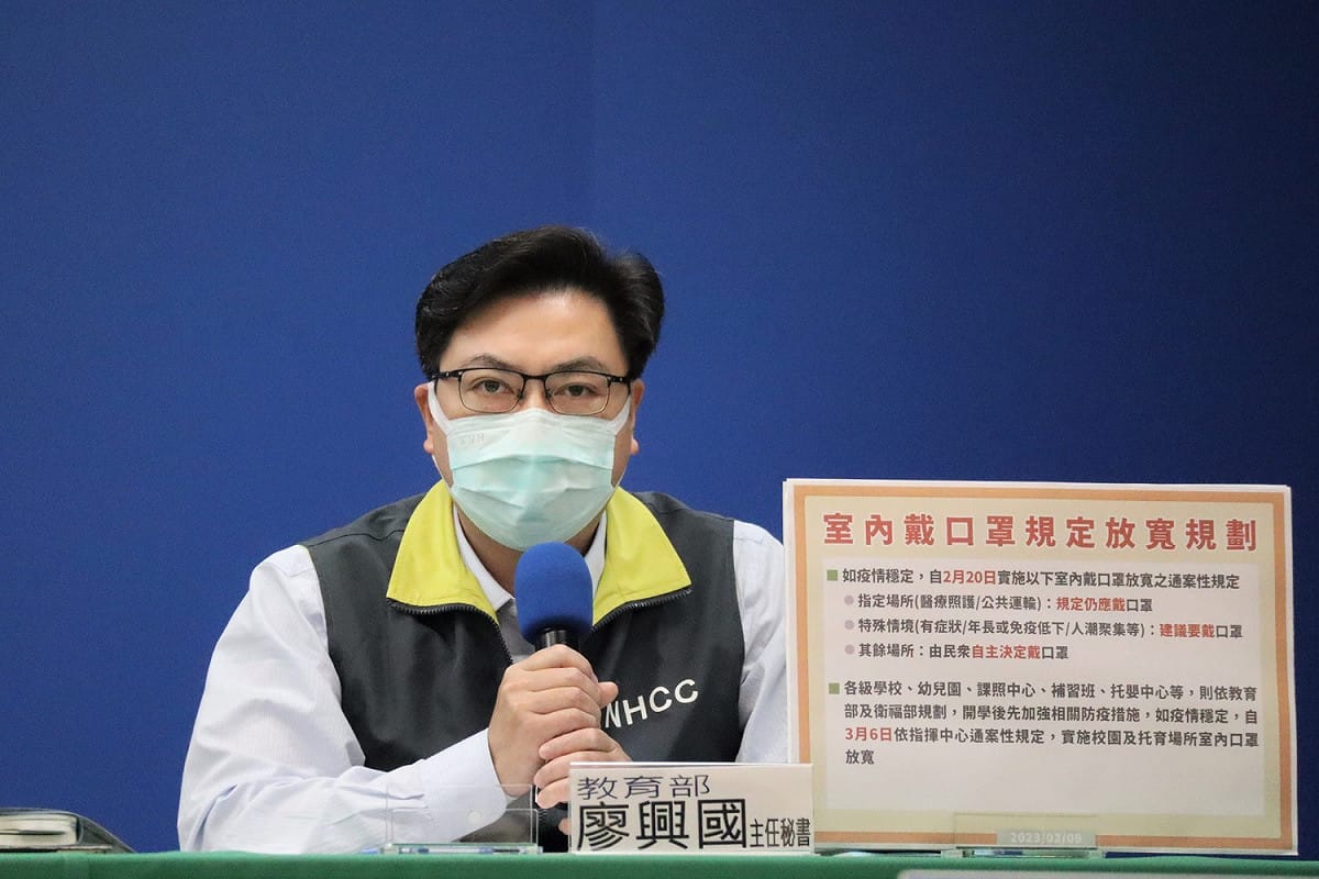 教育部主秘廖興國說明，配合指揮中心今日宣布鬆綁室內口罩政策，教育部將於3月6日起放寬各級學校校園室內戴口罩規定。 圖：中央流行疫情指揮中心／提供