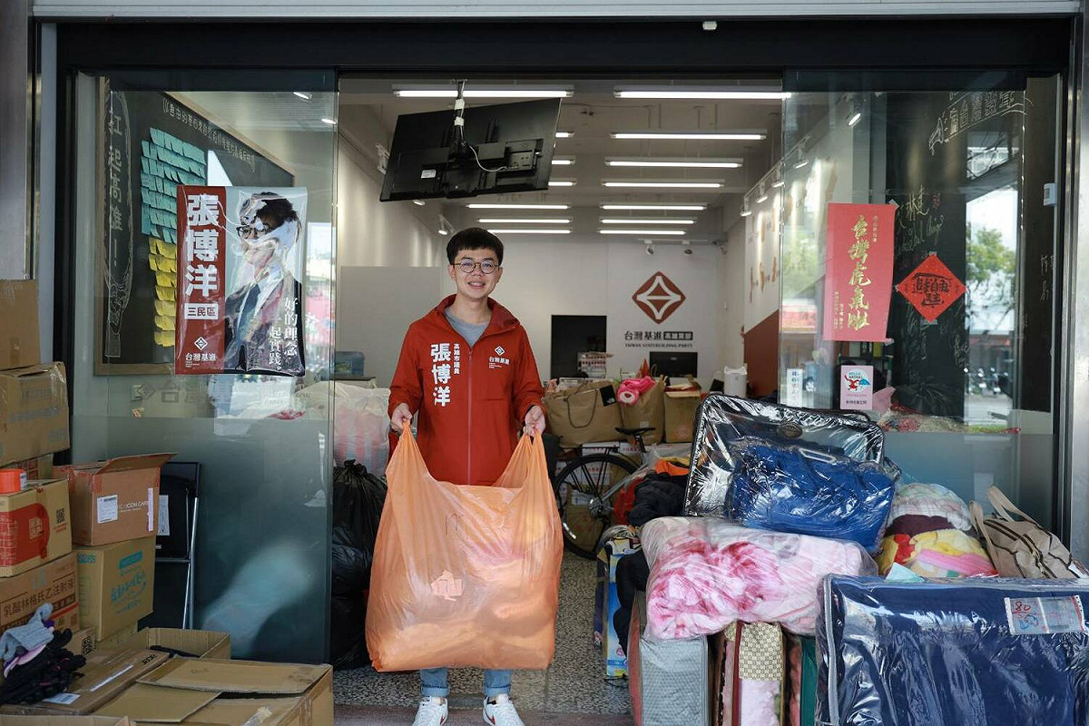張博洋感謝民眾送來的愛心物資。 圖：台灣基進/提供
