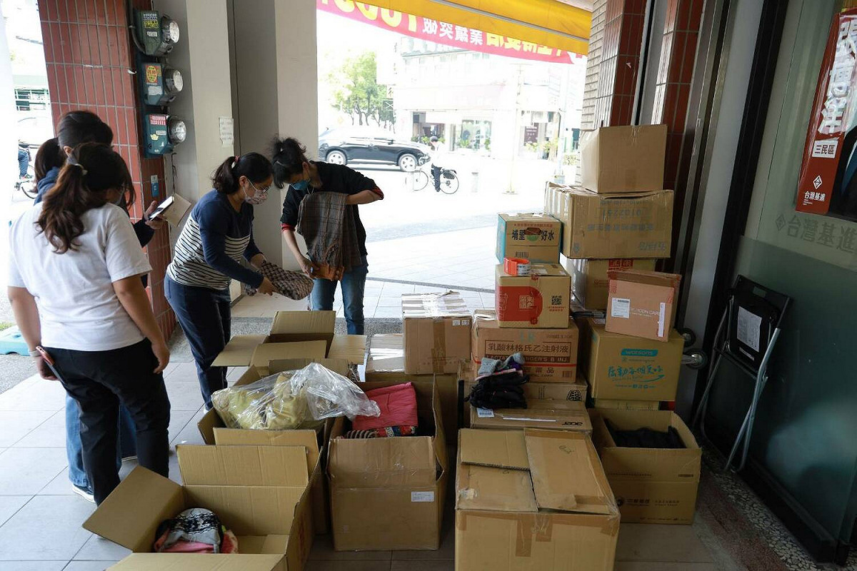 民眾愛心物資從辦公室堆到騎樓。 圖：台灣基進/提供