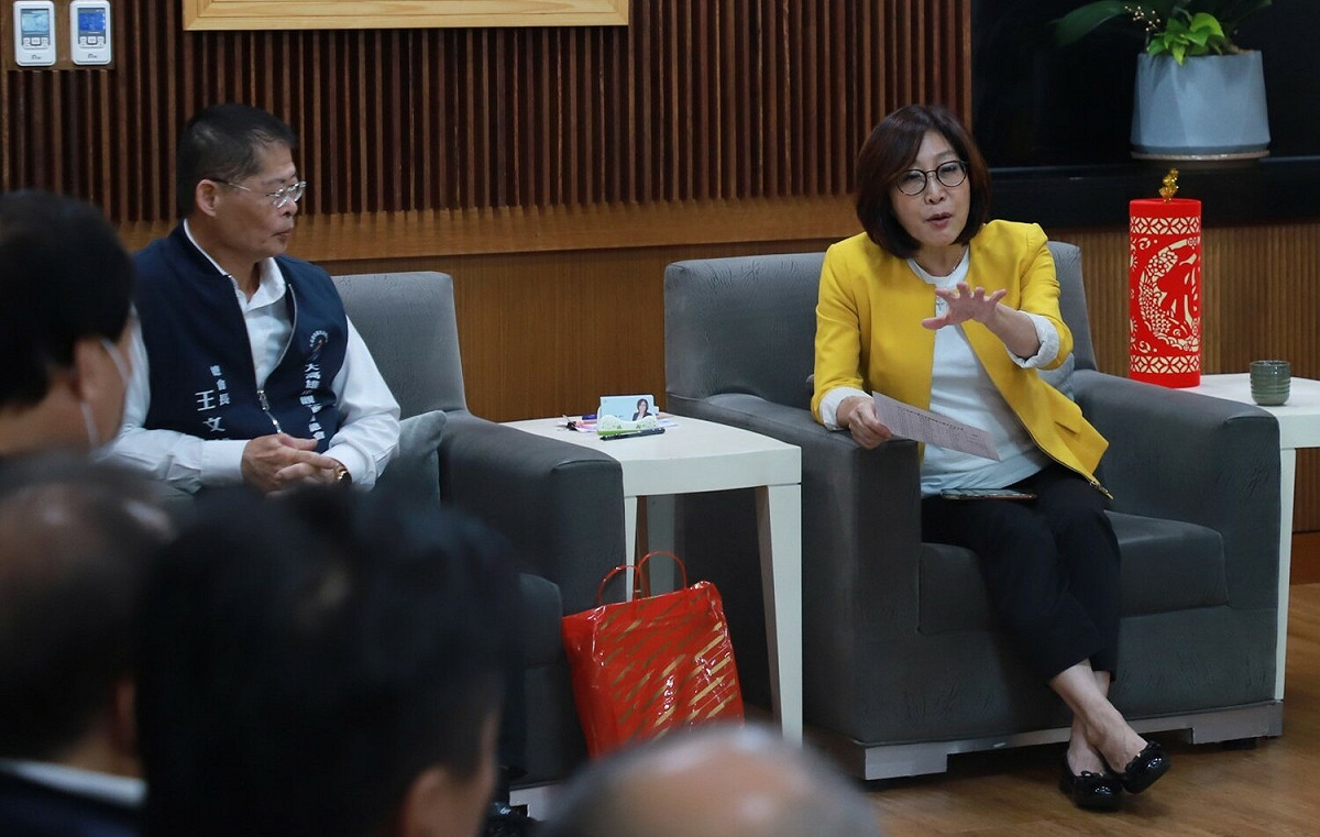 康裕成(右)接見大高雄市觀光商圈總會代表。 圖：高雄市議會/提供