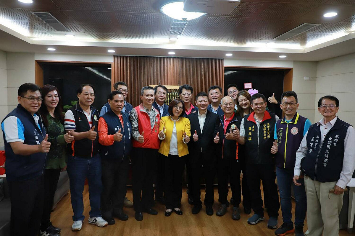大高雄市觀光商圈總會向康裕成(中)爭取提高補助經費。 圖：高雄市議會/提供