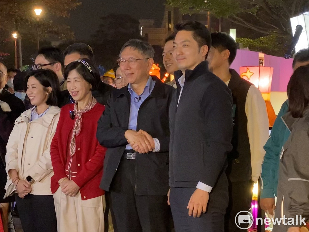 民眾黨主席柯文哲今帶著妻子陳佩琪及民眾黨民代前往參觀台灣燈會，台北市長蔣萬安今晚現身歡迎。 圖：周煊惠 / 攝