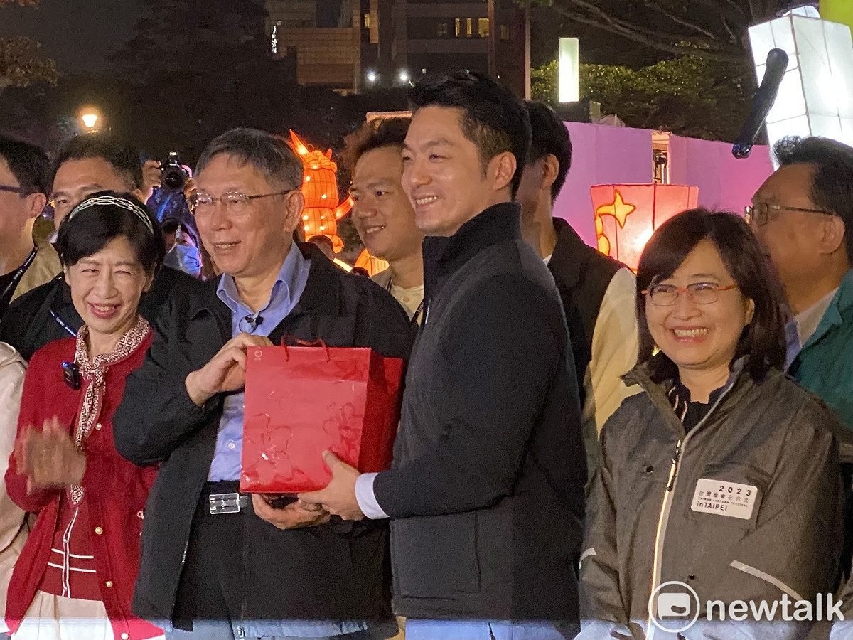 民眾黨主席柯文哲昨晚帶著妻子陳佩琪及民眾黨民代前往參觀台灣燈會，台北市長蔣萬安今晚現身歡迎。 圖：周煊惠 / 攝（資料照）