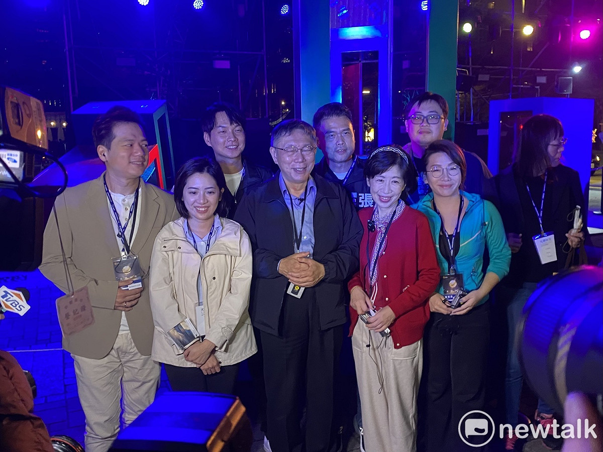 民眾黨主席柯文哲今帶著妻子陳佩琪及民眾黨民代前往參觀台灣燈會。 圖：周煊惠 / 攝
