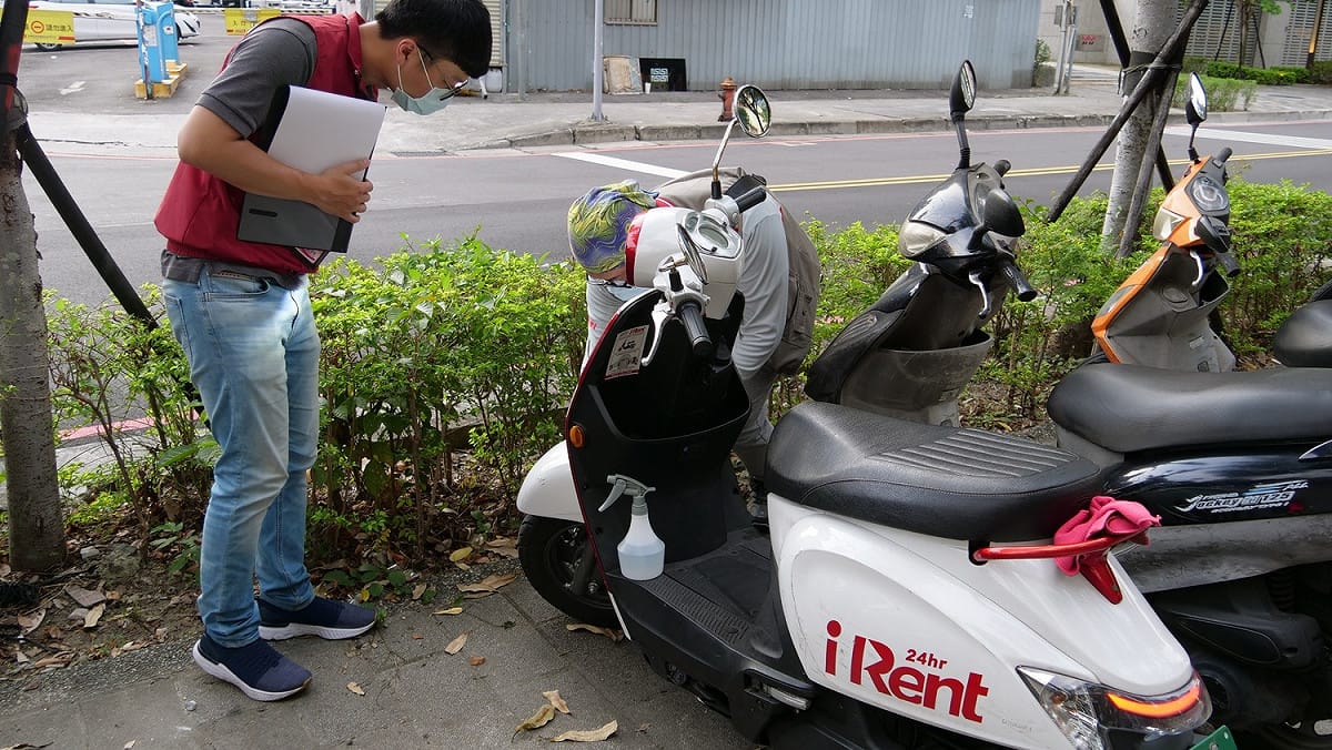 稽查共享機車檢修情形。 圖：新北市交通局提供
