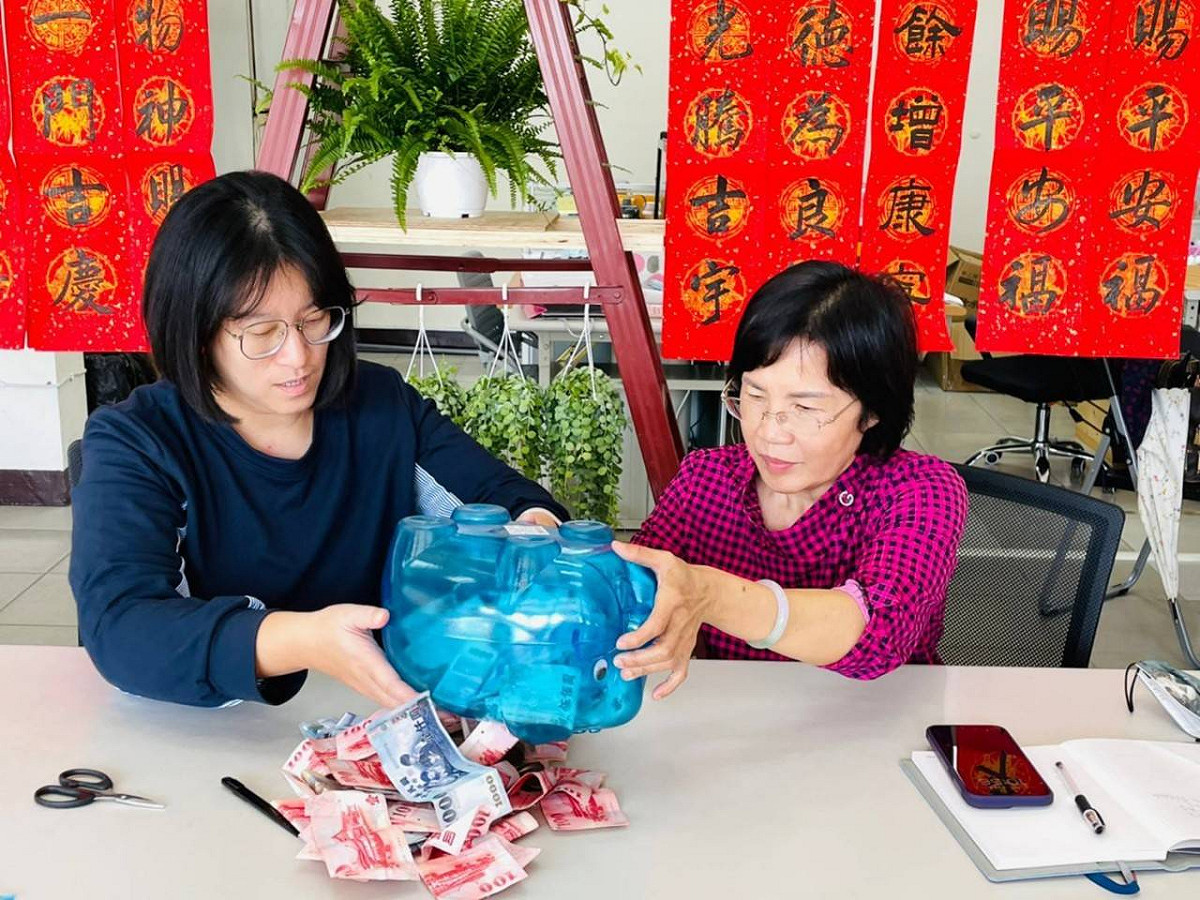 蘇清泉屏東聯合服務處義賣春聯幫助逆境婦幼。 圖：蘇清泉屏東聯合服務處/提供