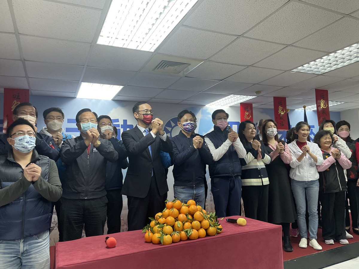 中國國民黨新北市黨部今(9)日舉行新春團拜，由主任委員黃志雄主持，除了主席朱立倫親自到場外，立委羅明才、林德福、洪孟楷、國民黨籍新北市議員各區黨務幹部皆出席。 圖：國民黨新北市黨部提供