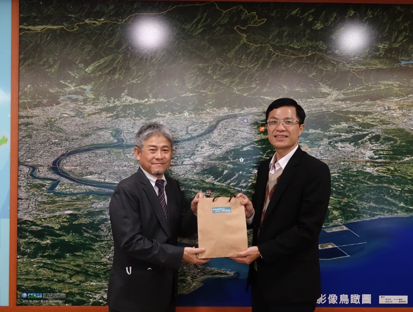 城鄉局長黃國峰和小原俊彥交換禮物。 圖：新北市都更處提供