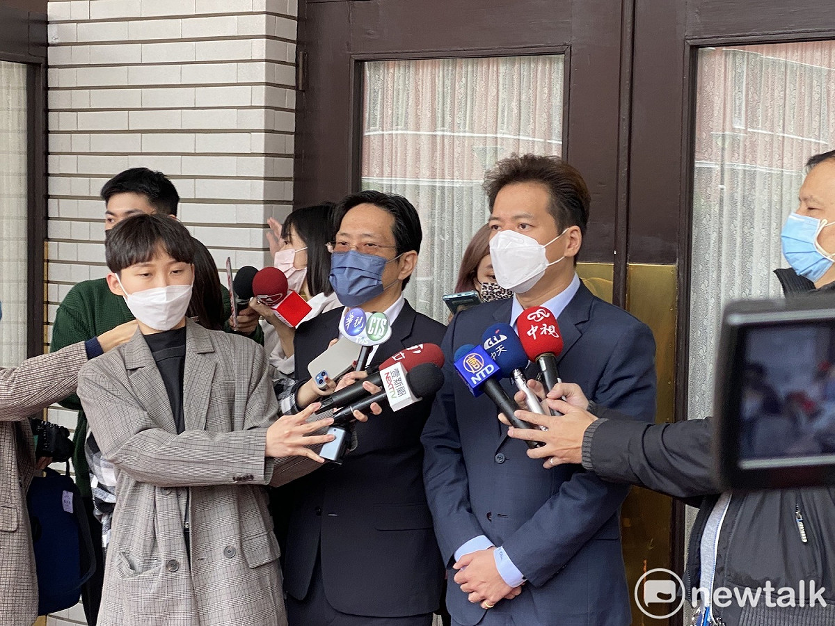 民眾黨團總召邱臣遠（右）、幹事長張其祿（中）。 圖：周煊惠 / 攝（資料照）
