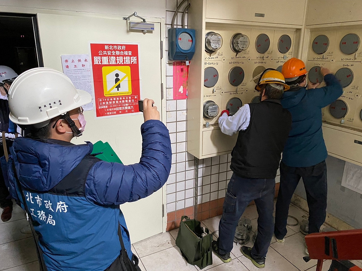 工務局自8日起連續針對板橋及永和兩處重複違規使用惡行重大的多間套房，強制執行斷電處分，以維護公共安全。 圖：新北市工務局提供