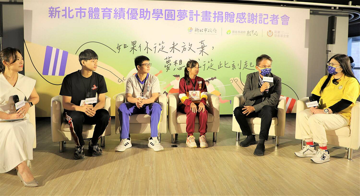 三民高中學生羅俊亮（左2起）、文山國中學生曾少澤、彭福國小學生烏念妤與邱敬斌、梁建芸心得座談。 圖：新北市教育局提供