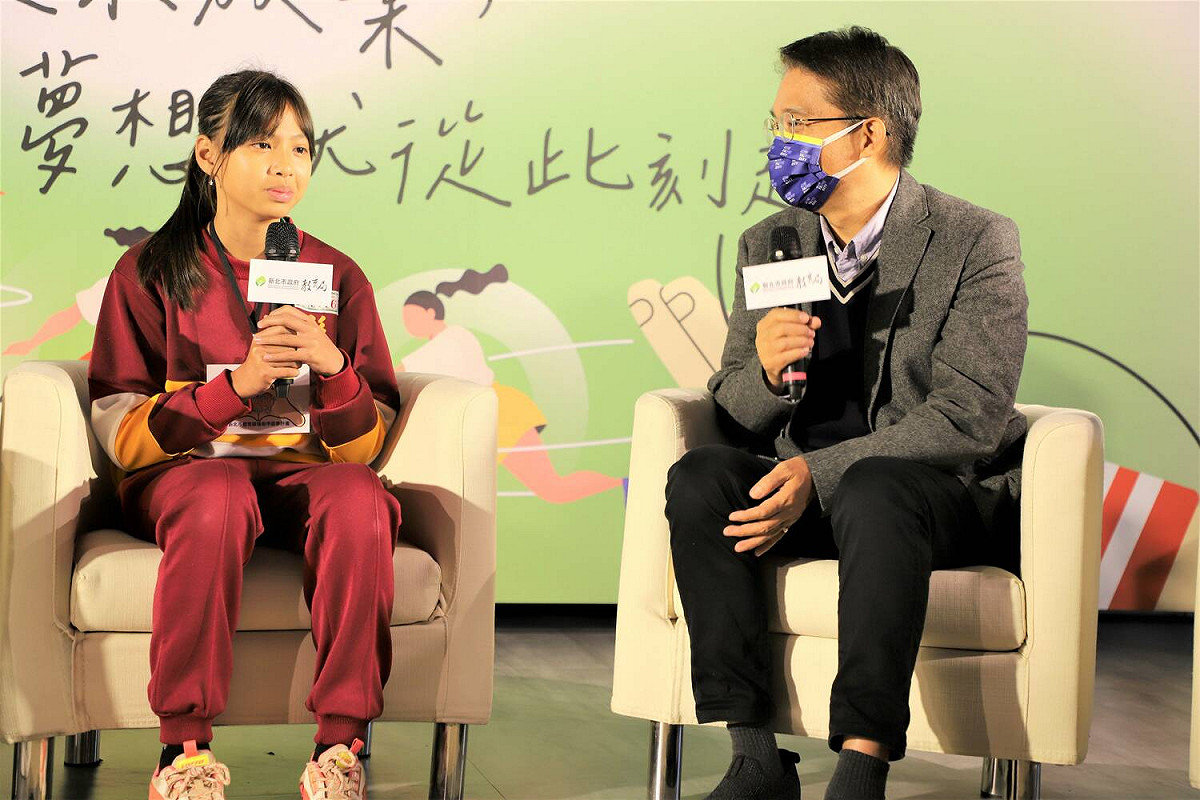 彭福國小學生烏念妤（左）和邱敬斌（右）心得座談分享。 圖：新北市教育局提供