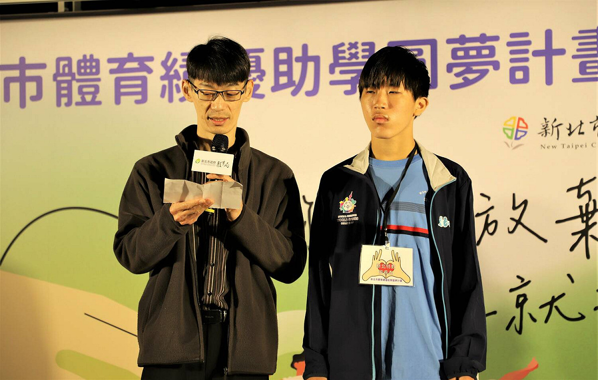 新北特教學校學生洪睿杰（右）與教練上台心得分享。 圖：新北市教育局提供