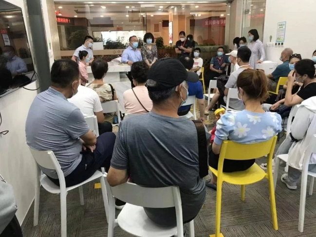 中誠信託投資人開會，質疑公司方非法挪用資金。 圖 : 梁晨/提供
