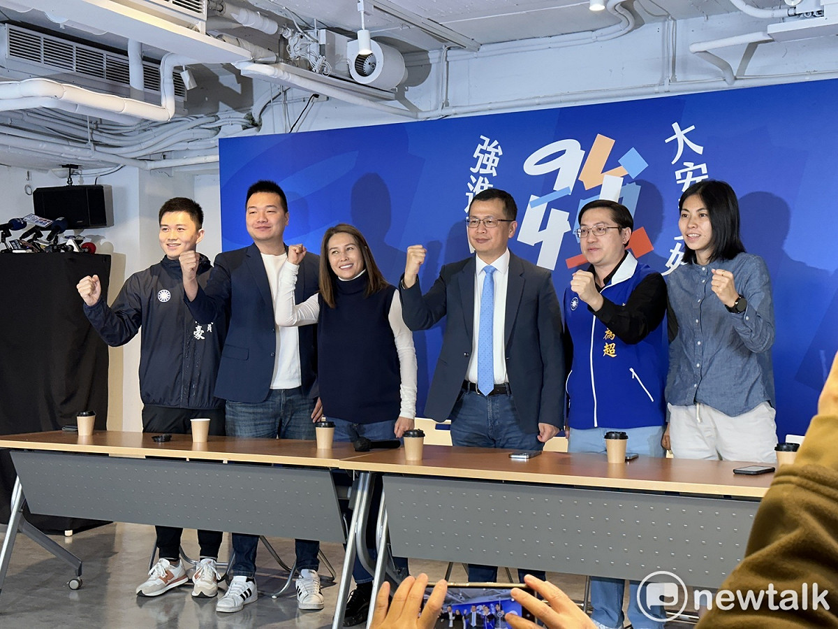 國民黨前台北市議員羅智強（右3）今天宣布爭取黨內2024大安區立委提名，並找來無黨籍立委高金素梅（左3）出任榮譽主委。 圖：周煊惠 / 攝