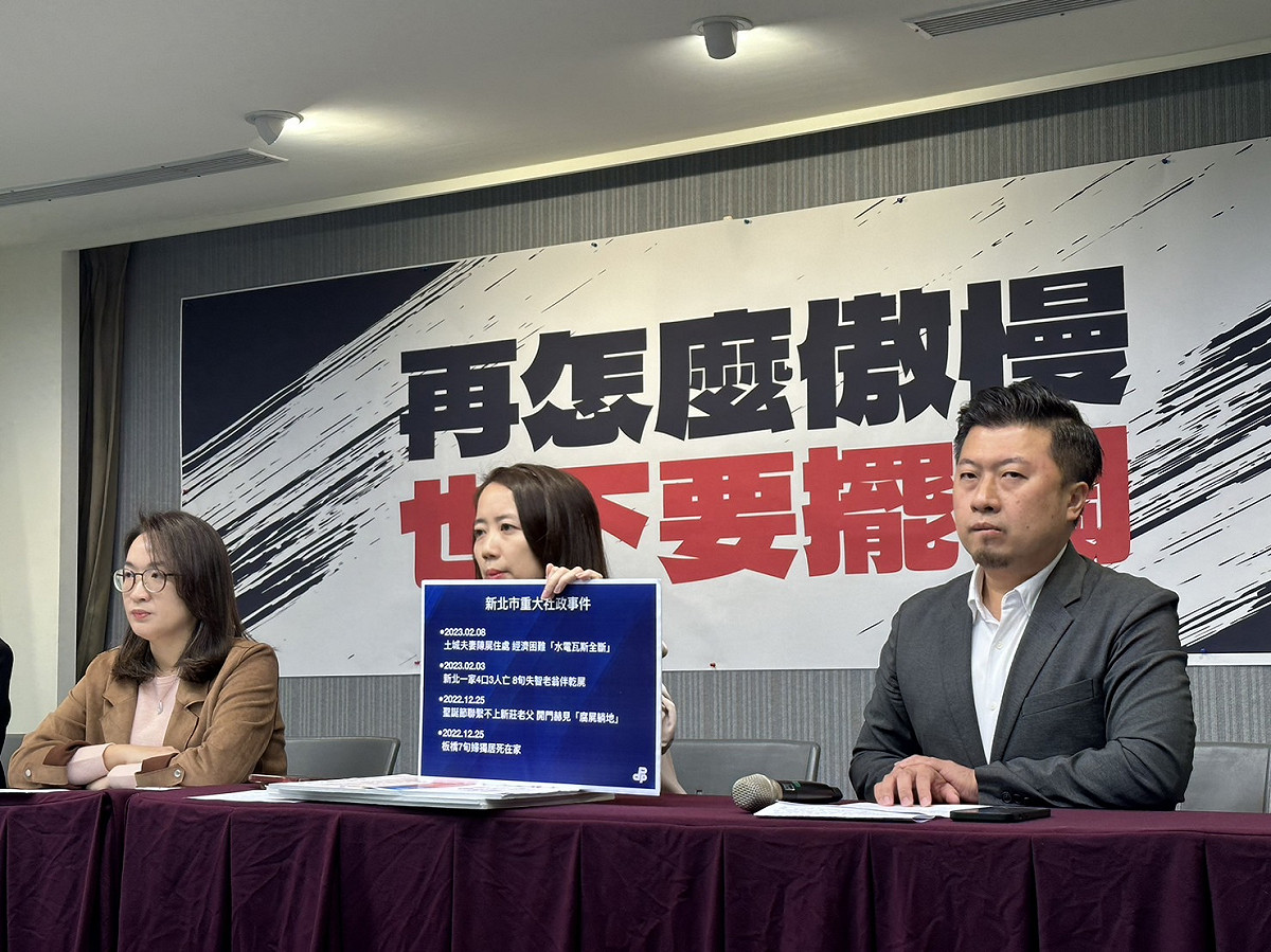 民主進步黨新聞輿情部主任暨發言人張志豪、發言人黃彩玲，以及新北市議員戴瑋姍、顏蔚慈今（10）日共同召開記者會。 圖：民進黨提供