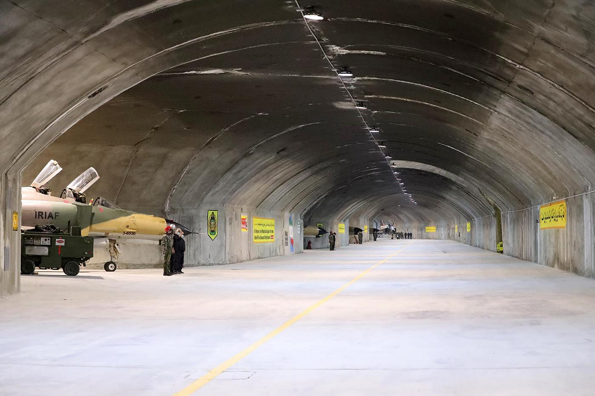 伊朗國家電視台對 Oghab 44（Eagle 44）基地的位置是保密到家，官方強調基地可承受美國戰略轟炸機的炸彈。 圖: 翻攝自 @BabakTaghvaee1 推特