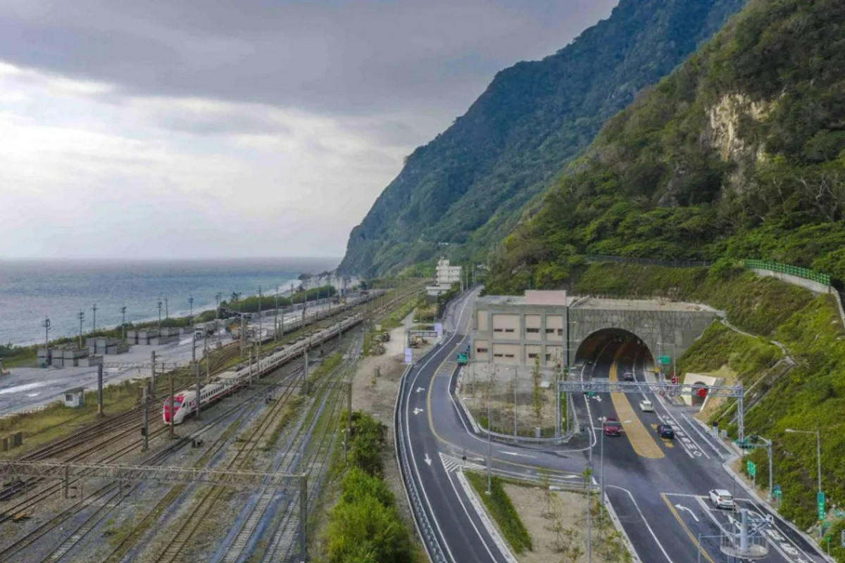 公路總局提醒用路人，颱風豪雨期間山區道路易發生坍方、落石，如非必要請勿進入山區道路。圖為台九線。 圖：蘇花改工程處提供（資料照）
