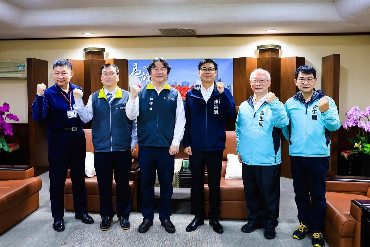 王必勝(左三)與莊人祥(左二)拜會陳其邁(右三)。 圖：高雄市流行疫情指揮中心/提供
