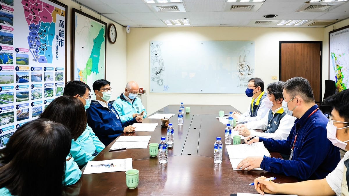 中央與高雄市流行疫情指揮中心交換意見。 圖：高雄市流行疫情指揮中心/提供