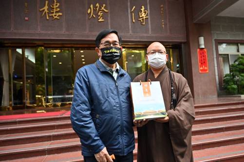 慧傳法師(右)接待陳水扁。 圖：佛光山/提供