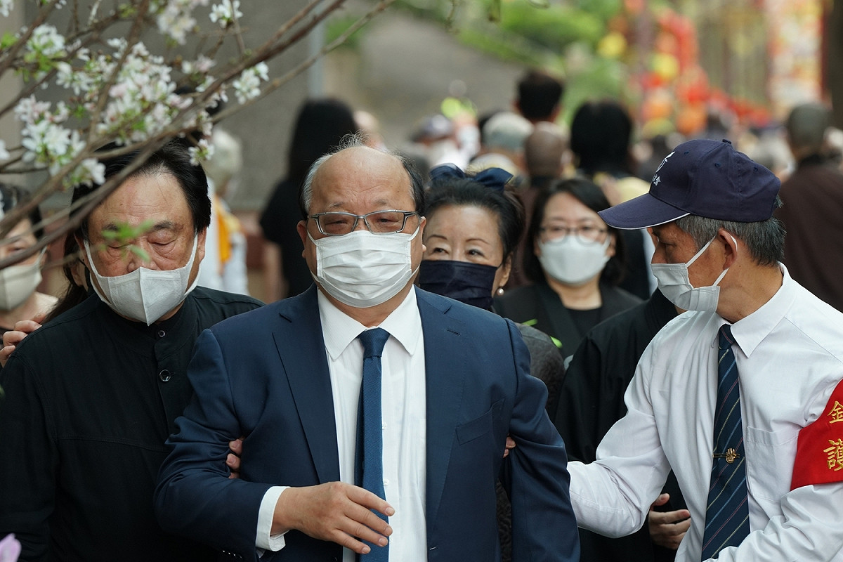 行動不便的胡志強(左二)仍堅持上山致意， 圖：佛光山/提供